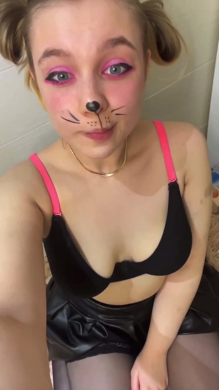 JuiceLussie: Удивительная игра с розовой киской в любительском видео