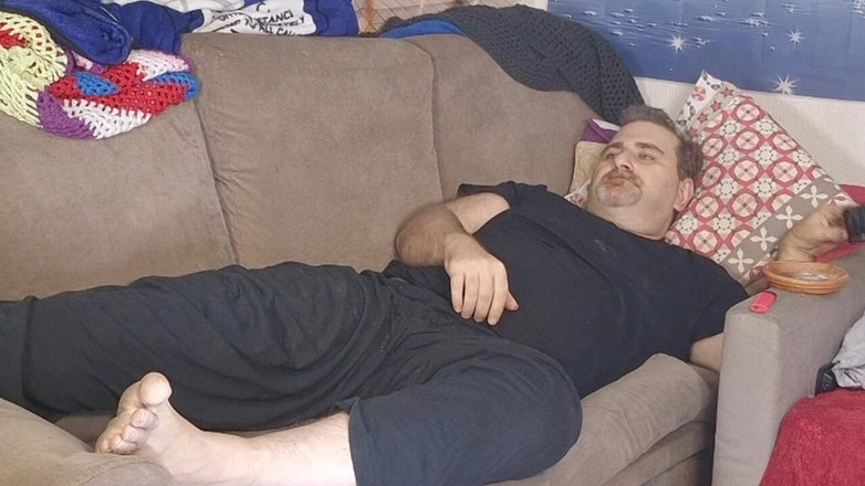 ChubbyDaddyBearLuka: Knubbig pappa bära nakna smutsiga fötter