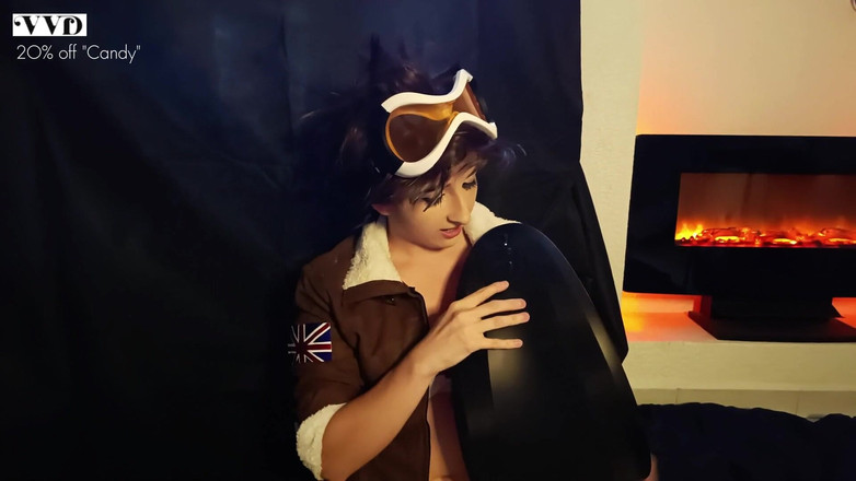 Kndy Kmille: Yndige Cammy Har Forblffende orgasmer i sin vibrerende stol (косплей tracer)