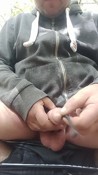 Szarpanie się w lesie z spermą