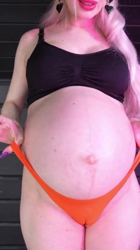 Pregnant in Cameltoe