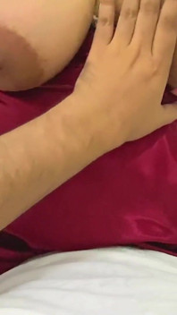 La polla de mi marido solo se pone dura cuando me mira montando una polla extraña y rebotando mis grandes tetas, el marido comparte esposa por primera vez