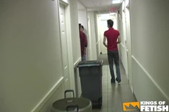 호텔 방에서 친구를 픽업하고 자지를 빨아주는 노인과 젊은 남자