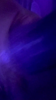 Curve cu pizdă neglijaculată futută cu un vibrator uriaș