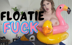 Emma Lilly: La bbw gonfia e scopa il galleggiante della piscina