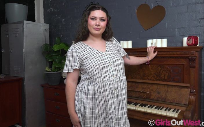 Girls Out West: Krzywego pianisty penetruje swoją napaloną wilgotną cipkę szklanym dildem