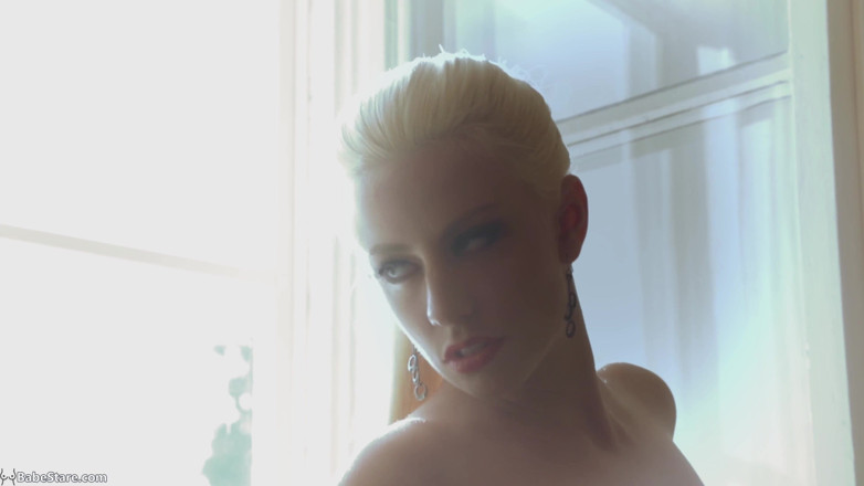 Babe Stare: Смотри, как я раздеваюсь и мастурбую свою бритую киску