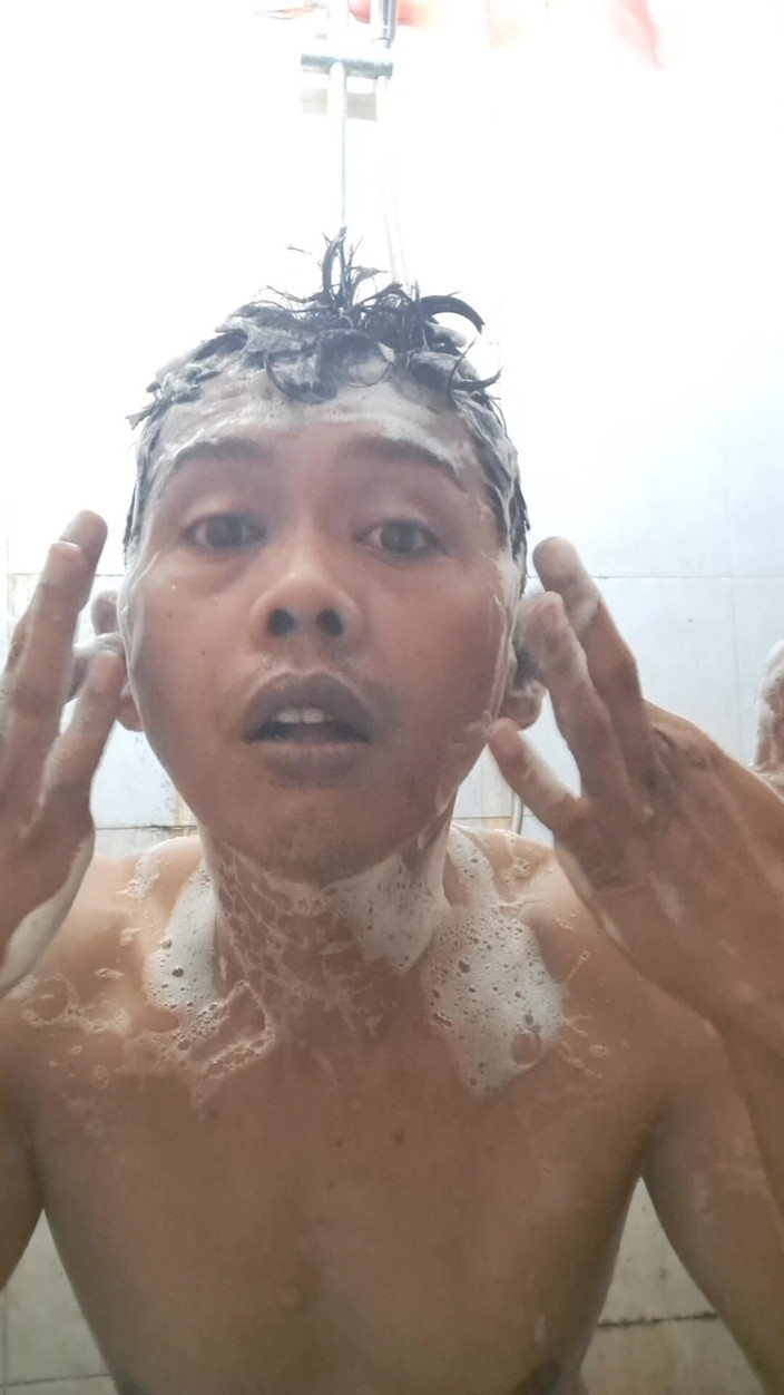 David Studio: Người đàn ông trưởng thành có da kỳ lạ đang tắm vào buổi...