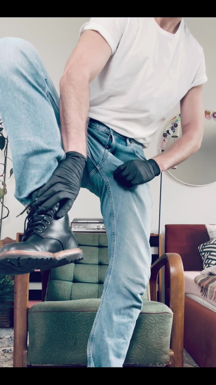 BohemianBoy: Latex na mých rukou, kůže na nohou