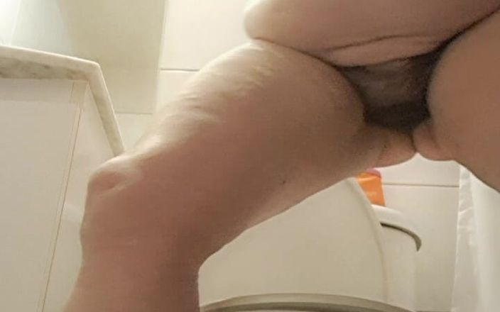 Mommy big hairy pussy: MILf toiletten pinkeln mit frontalem kissen