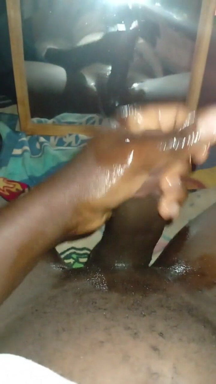 Sexyjayla254: Büyük siyah yarak boşalana kadar okşanıyor