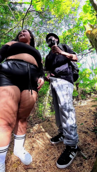 Sesso con un turista su un sentiero della foresta