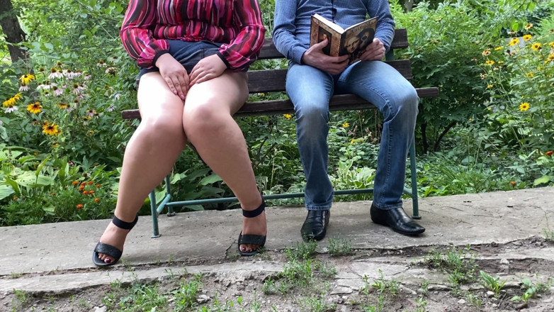 OurFetishLife: Stor röv styvmamma milf kissa bredvid mig i parken på...