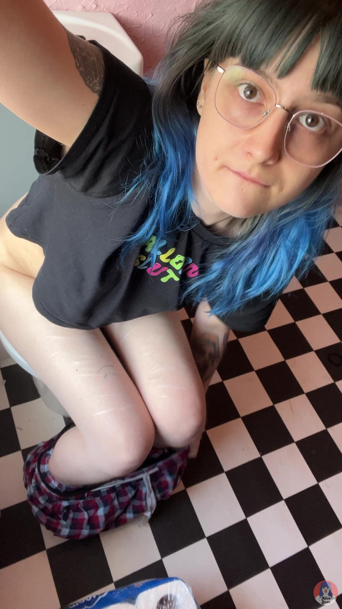 Alice Bean: Alice Peeing
