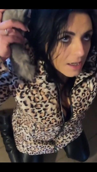 Mega MILF milfycalla riceve un carico di sperma su una giacca gonfia!-165 - ragazza con culo arrapante in leggings di pelle attillati scopata da un grosso cazzo punto di vista. HO