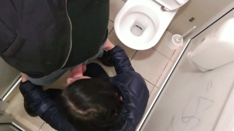 Toilet Mommy: Wytrysk w publicznej toalecie