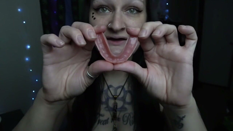 GothBunny6669: La visite de la bouche d'un lapin gothique