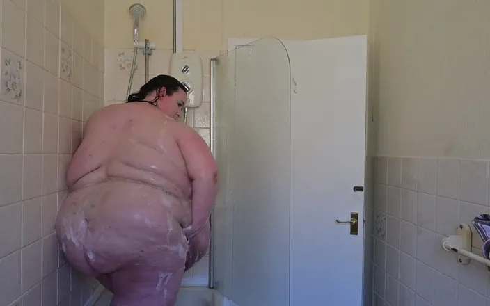 SSBBWLadyBrads: Shower Godess Fat Belly Queen