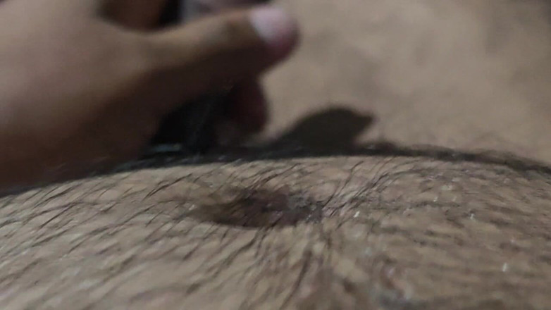 Hot Chilli 2025: बालों वाले डैडी बेडरूम में लंड खेलते हैं।