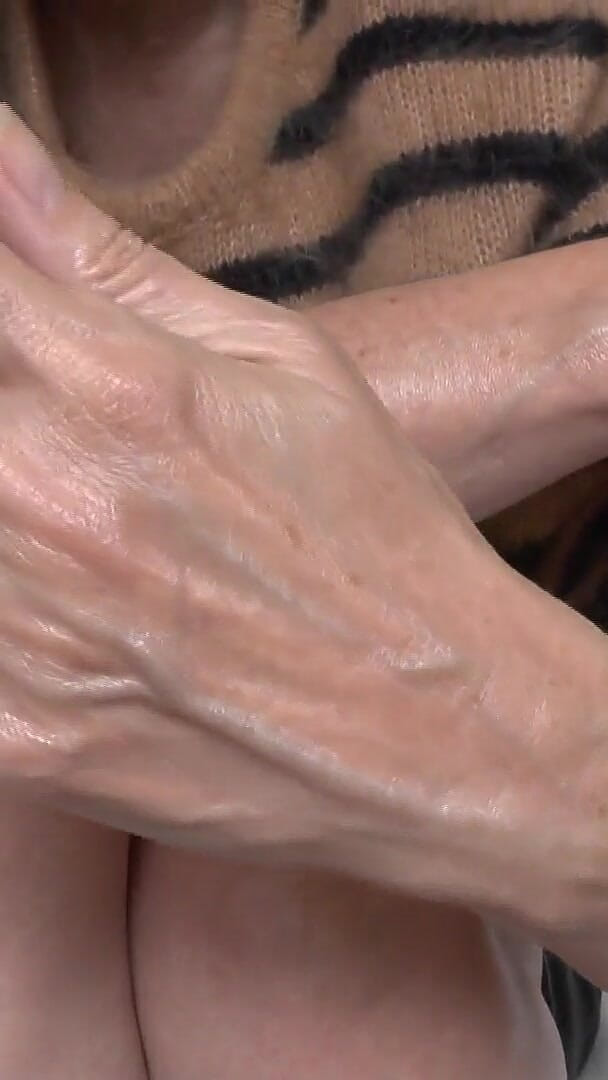 Oily Hands and Legs, JOI, Part 1, Lady Victoria Valente (Lady Victoria Valente) Oily Hands and Legs, JOI, Part 1, Lady Victoria Valente (Lady Victoria Valente)