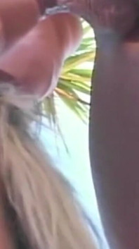 Olgun esmer orta yaşlı seksi kadın yarak emiyor ve yüzüne boşaltıyor
