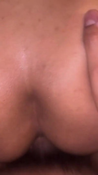 Dia mencari video untuk kami dan masturbasi dengan celana dalam saya sebelum menyalakan threesome ini