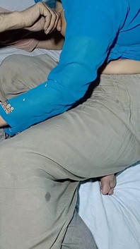 Kongkek dubur tanpa kondom dalam dubur ketat adik tiri Desi India dengan handjob