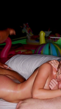 Threesome Antar Ras di Kolam Renang! Dua Penis sekaligus untuk Sandra Badgirl