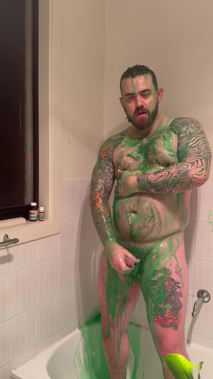 Keller Wolfe: Gấu mũm mĩm che mình trong chất nhờn và sục...