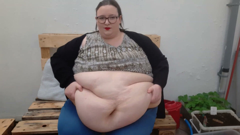 SSBBWLadyBrads: Grandota secreta juega con vientre en el jardín