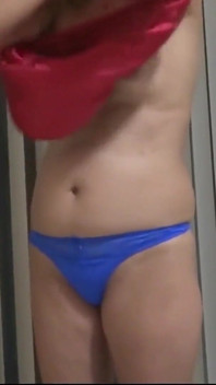 Mi esposa de vacaciones en la playa con el hijo de su mejor amiga, se masturban y se corren en el peludo