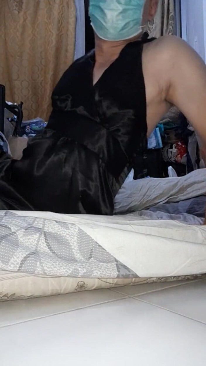 Naomisinka: Piacere con un vestito nero in raso