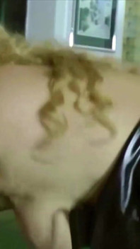 Diese französische MILF ist bereit, mit seinem beladenen schwanz zu spielen