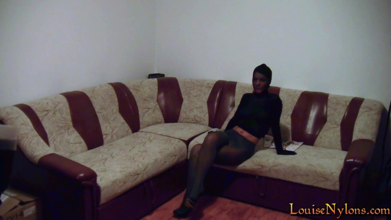 Louise Nylons: Totalmente envolta e sexy posando