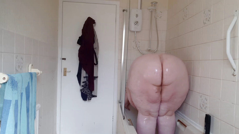 SSBBWLadyBrads: SSBBW covered in baby oil in shower
