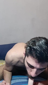 Pertama kali nyepong dildo sambil nyepong di video