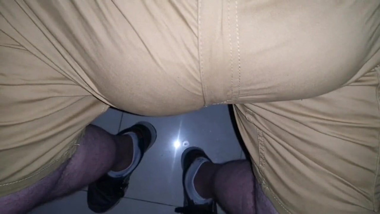 Monster_Meat_: Mostrando el bulto en el gloryhole en el bar