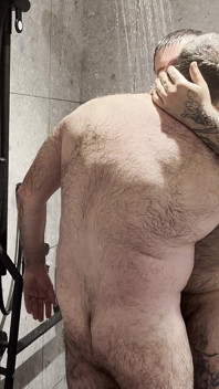 Stiefvader draagt neukpartij zonder condoom onder de douche