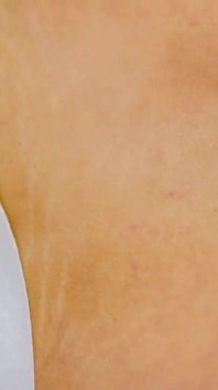 "stuzzicando Il Vicino Di Casa Mostra Il Suo Liscio Corpo Sexy in Cucina E Bagno"