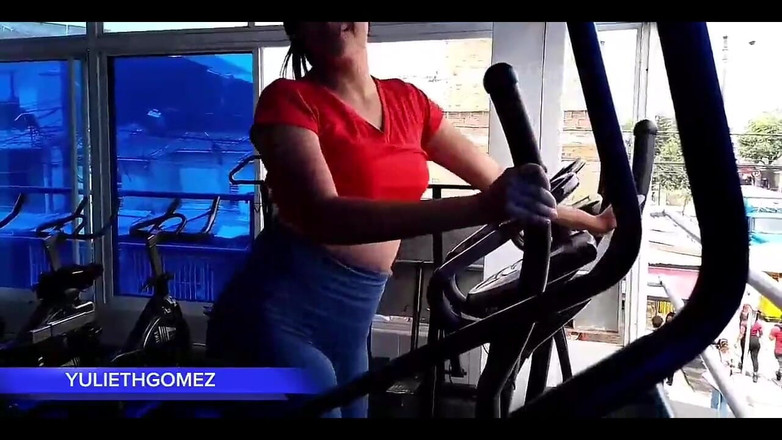 Yulieth Gomez: In palestra faccio un bel pompino al mio patrigno mentre...