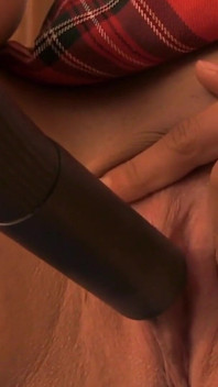 Une latina sexy joue sa chatte avec un nettoyeur de sperme