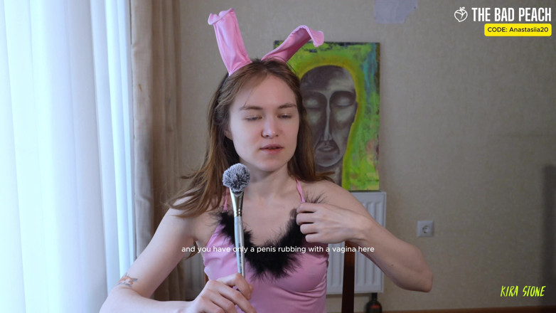 Kira Stone: Готово! Природно. Я дивлюся на іграшку в костюмі кролика. Поганий персик))))))