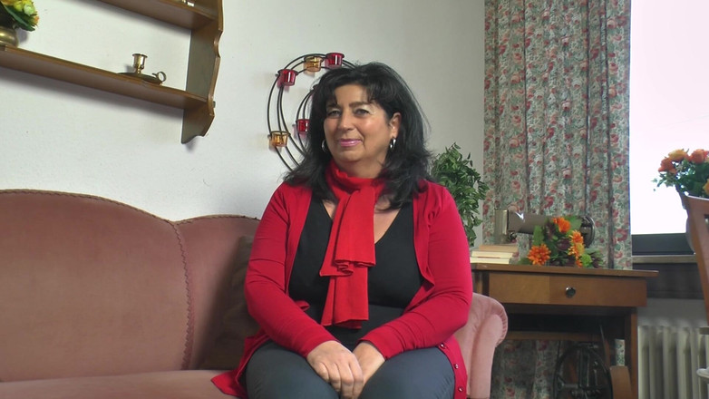 Deutsche Madchen: Duitse oma met grote tieten poseert in de solo-actie