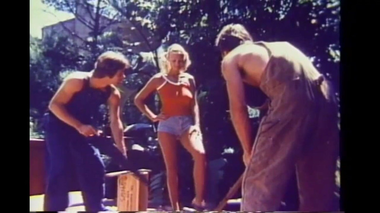Vintage megastore: Penetrări duble și ejaculări pentru blonde tinere frumoase vintage (film complet)