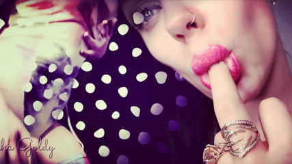Goddess Misha Goldy: Lippengloss & sensuele lichaamslust!