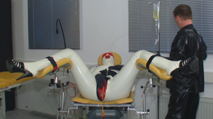 Rubber & Clinic Studio - 1ATOYS: Esperienza estrema di piscio