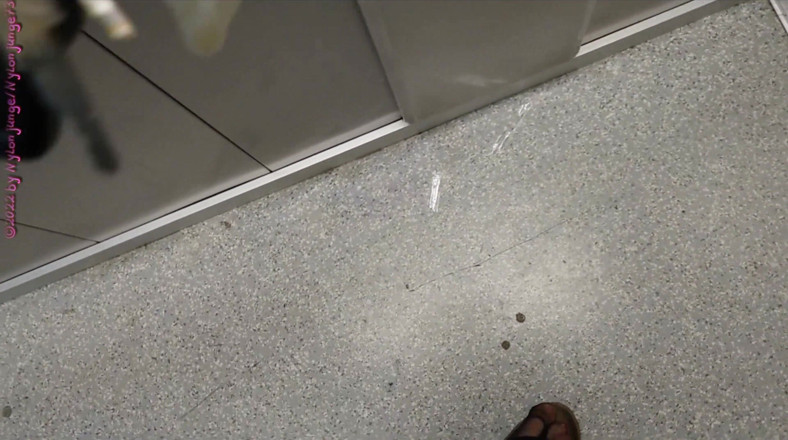 Carmen_Nylonjunge: El condón extranjero en el buzón