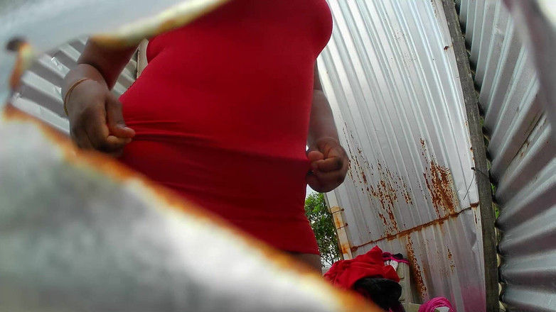 kloyesteicy: तीन लड़कियां एक आउटडोर बूथ