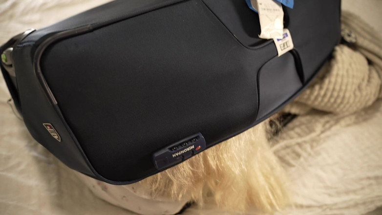 Nka Legran: La hermanastra se queda constantemente atrapada en los lugares más...