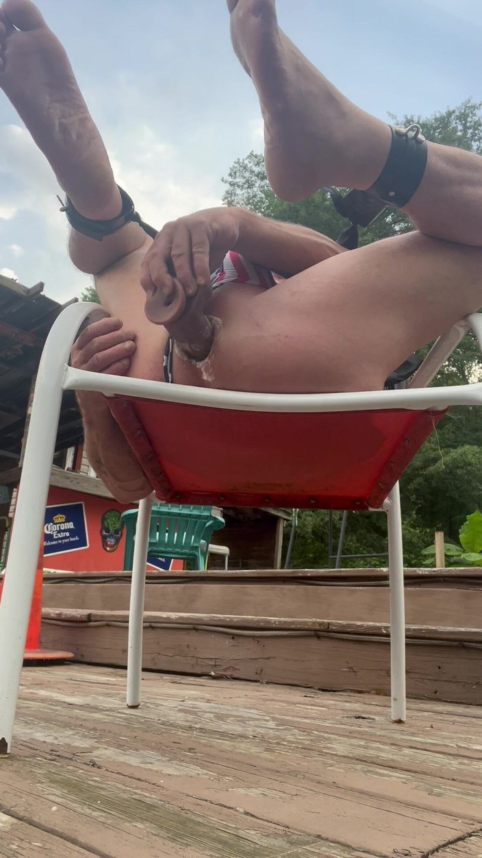 Horny hole 69: Гра з ділдо на відкритому повітрі